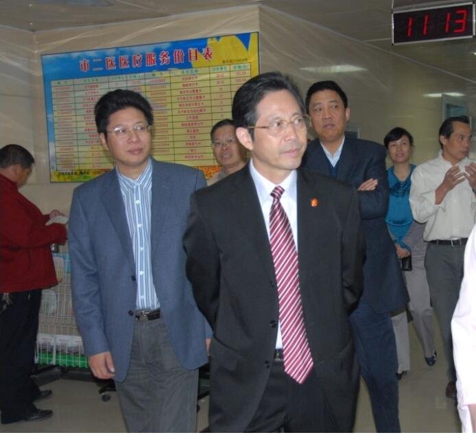 湖北省卫生厅副厅长张俊超视察医院