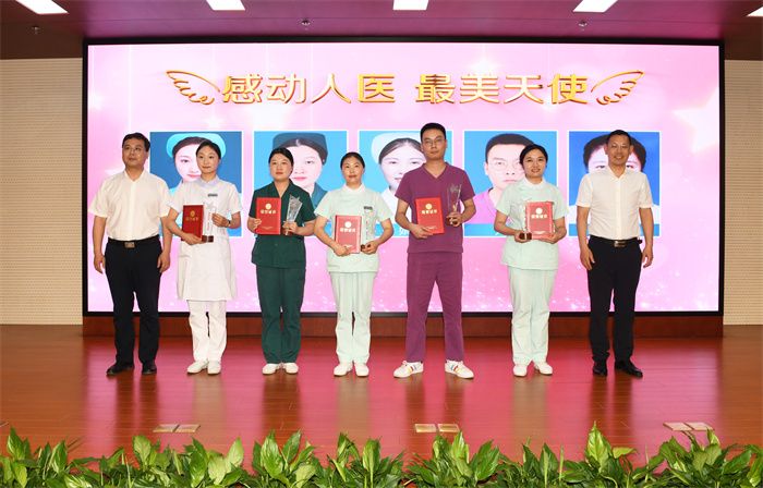 荣获“感动人医 最美天使”代表合影2.JPG 荣获“感动人医 最美天使”代表合影2.JPG