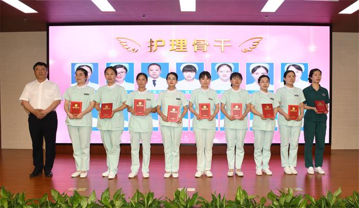 荣获“护理骨干”代表合影2.JPG 荣获“护理骨干”代表合影2.JPG