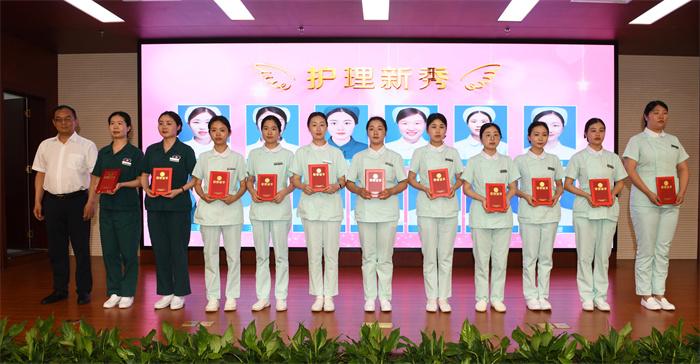 荣获“护理新秀”代表合影.JPG 荣获“护理新秀”代表合影.JPG
