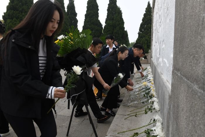 敬献鲜花.JPG 敬献鲜花.JPG