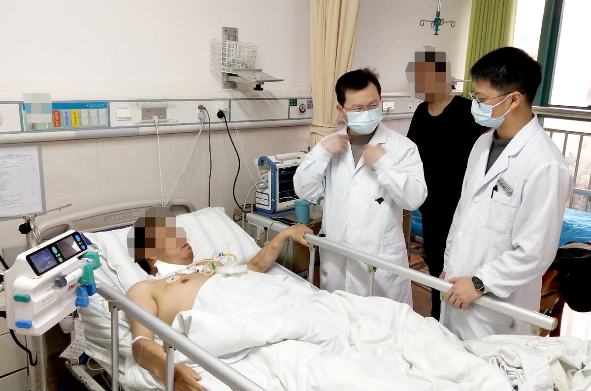郑启刚、李欢对王先生的康复很是欣慰.jpg 郑启刚、李欢对王先生的康复很是欣慰.jpg