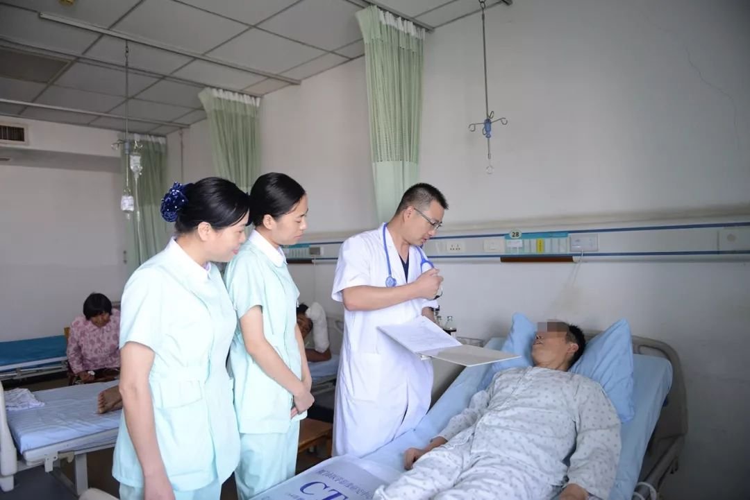 李磊例行查房.jpg 李磊例行查房.jpg