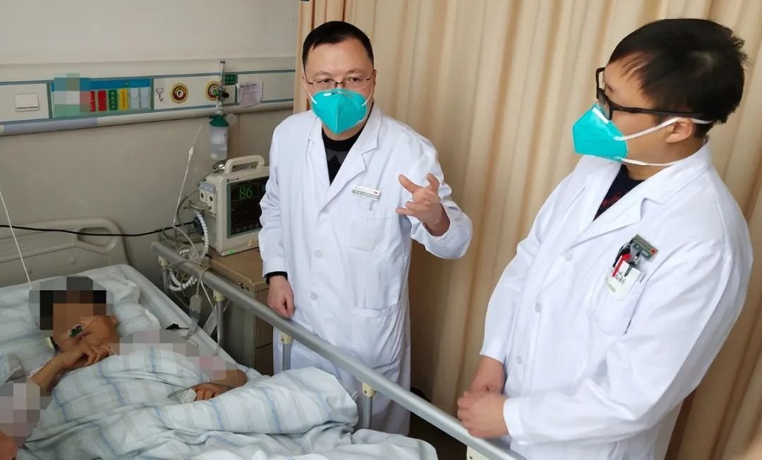 李威在病区与家属交流术后康复情况及注意事项.jpg 李威在病区与家属交流术后康复情况及注意事项.jpg