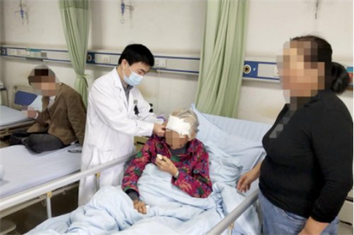 前额溃烂“巧修补” 百岁老人“焕新颜”1361.png 前额溃烂“巧修补” 百岁老人“焕新颜”1361.png
