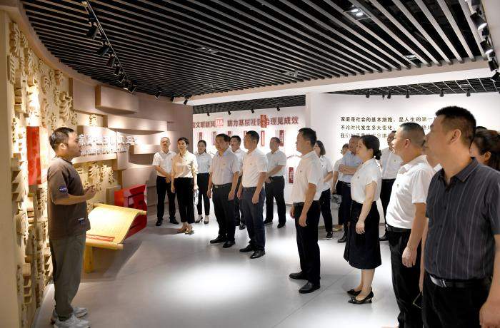 参观浏河社区家风博物馆.jpg 参观浏河社区家风博物馆.jpg