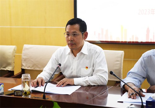 医院党委副书记、院长李军华主持会议并讲话.JPG