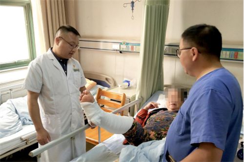 全市首例!“机器人”辅助换关节(1)1611.png