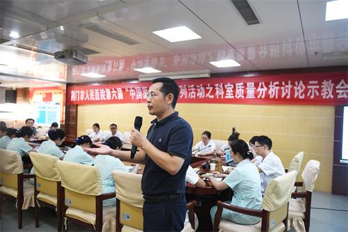 院长李军华作点评并讲话.JPG 院长李军华作点评并讲话.JPG