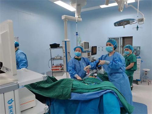 佘小艳正在为靳海英行腹腔镜下子宫肌瘤剔除术.jpg 佘小艳正在为靳海英行腹腔镜下子宫肌瘤剔除术.jpg