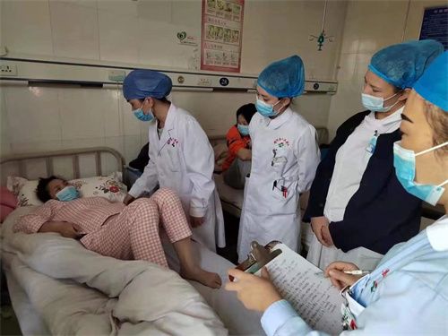 佘小艳带领医护一体化查房.jpg 佘小艳带领医护一体化查房.jpg