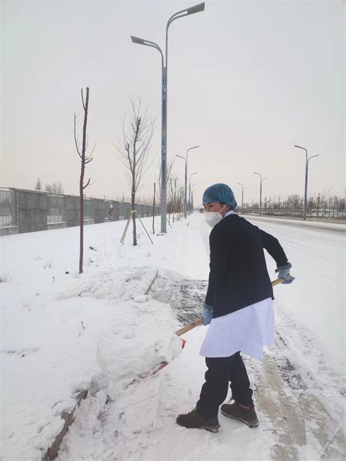 参加院内清理道路积雪大扫除.JPG 参加院内清理道路积雪大扫除.JPG
