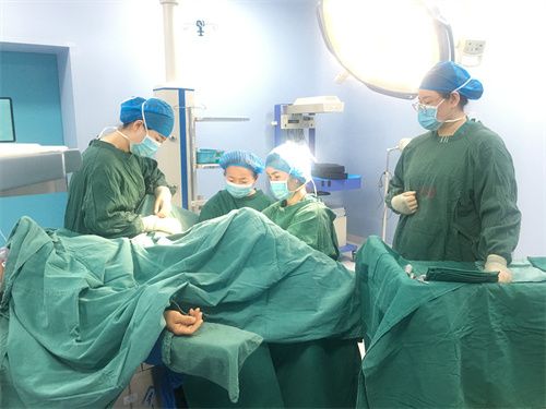 妇产科团队为吴女士施术.jpg 妇产科团队为吴女士施术.jpg