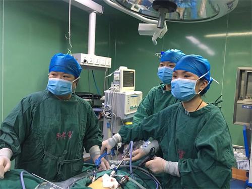 腹腔镜下子宫肌瘤剔除术 (1).JPG 腹腔镜下子宫肌瘤剔除术 (1).JPG