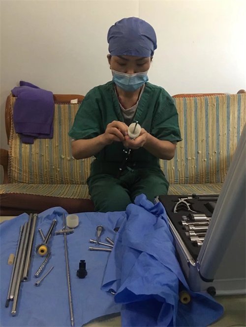 佘小艳手术之余检修相关器械 (2).JPG 佘小艳手术之余检修相关器械 (2).JPG