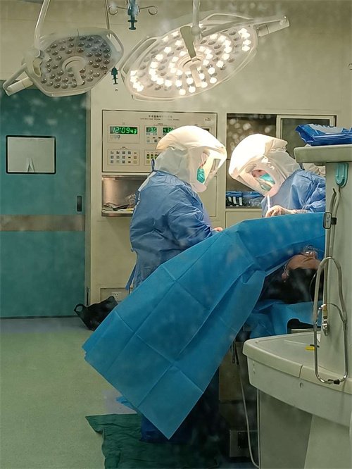 2022年9月佘小艳在负压手术室为疑似孕妇做急诊剖宫产术 (1).JPG 2022年9月佘小艳在负压手术室为疑似孕妇做急诊剖宫产术 (1).JPG
