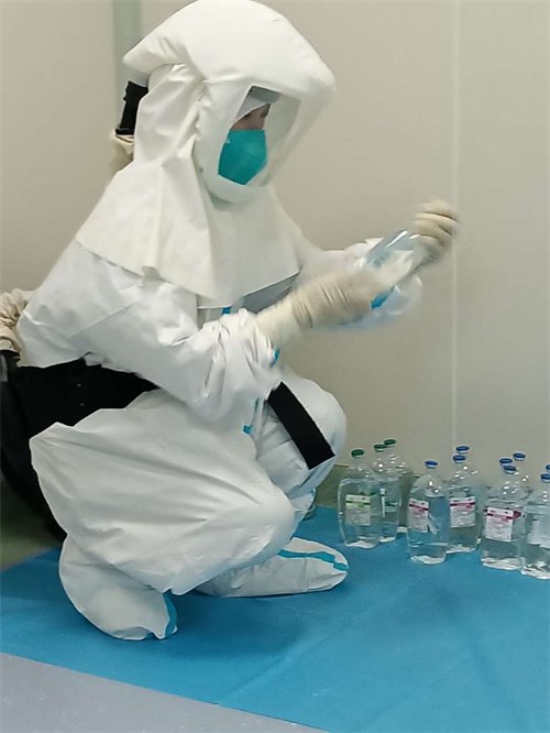 2022年10月佘小艳在感染区工作时查看药品.JPG 2022年10月佘小艳在感染区工作时查看药品.JPG