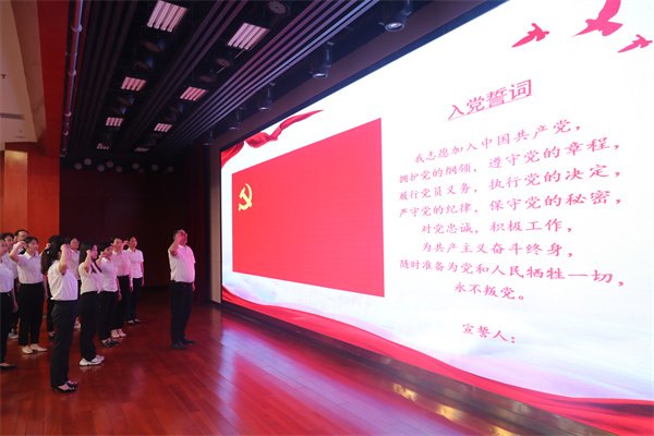 新党员入党宣誓.JPG