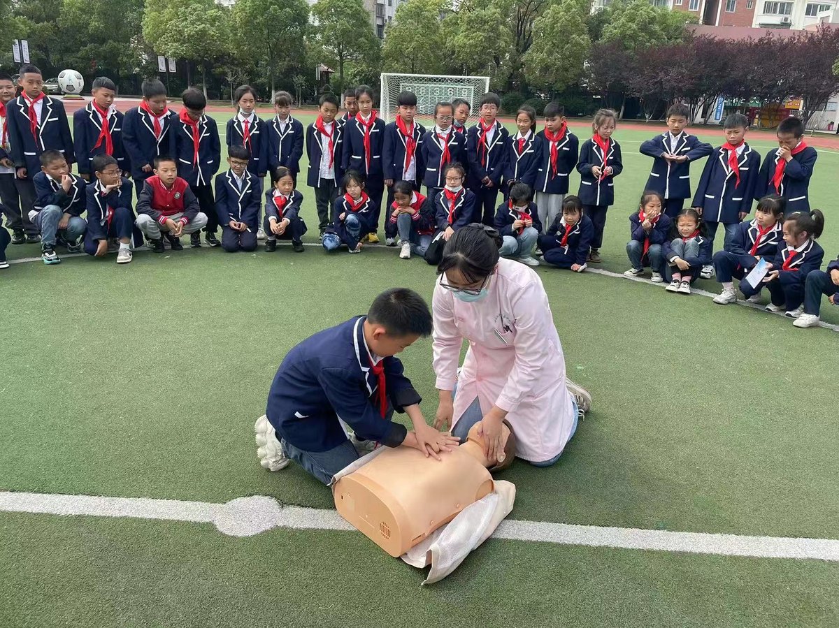 掇刀 学校 心肺复苏.jpg