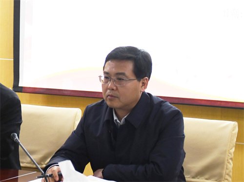 党委书记张勇主持会议并讲话.JPG 党委书记张勇主持会议并讲话.JPG