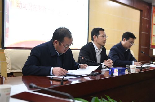 总会计师杨永新宣读《市二医“提能力、转作风、抓落实”活动实施方案》.JPG 总会计师杨永新宣读《市二医“提能力、转作风、抓落实”活动实施方案》.JPG
