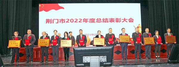 杜国军受奖.jpg