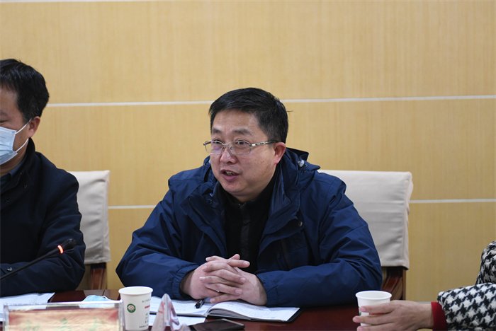 工会主席郭圣龙主持会议.JPG