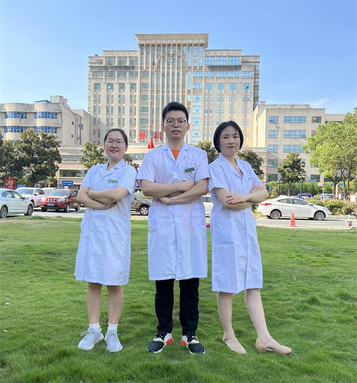 参赛队员从左至右:许天桃、吴昌炎、秦琴.jpg 参赛队员从左至右:许天桃、吴昌炎、秦琴.jpg