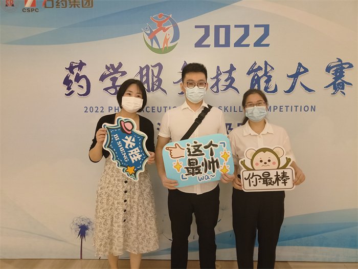 获奖后三人合影.jpg 获奖后三人合影.jpg
