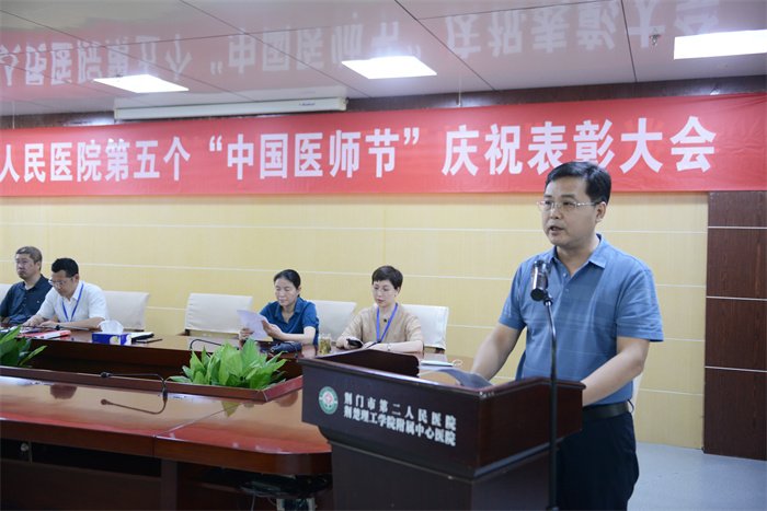 院党委书记张勇宣读表彰文件.jpg 院党委书记张勇宣读表彰文件.jpg