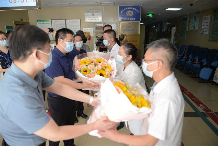送上节日祝福.jpg 送上节日祝福.jpg