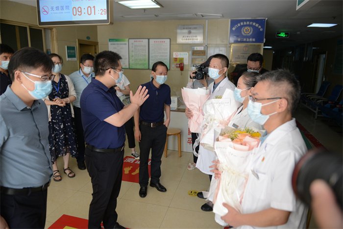 一再叮嘱防暑降温,保重身体.jpg 一再叮嘱防暑降温,保重身体.jpg