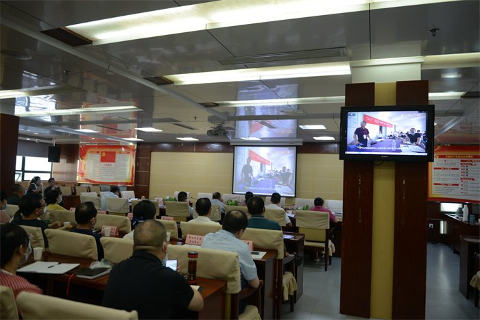与会人员观看市心脑血管防治汇报片.JPG 与会人员观看市心脑血管防治汇报片.JPG
