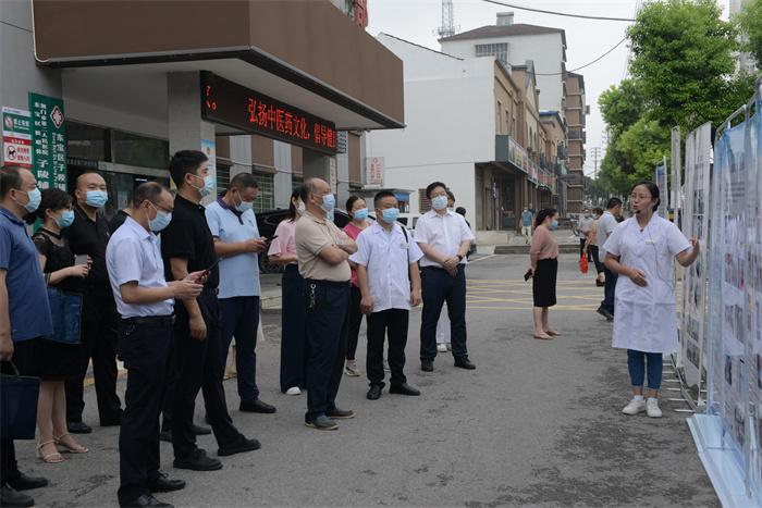 参观323攻坚汇报展览.JPG 参观323攻坚汇报展览.JPG