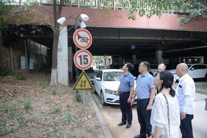 党委书记张勇(左一)深入小区现场调研.JPG 党委书记张勇(左一)深入小区现场调研.JPG