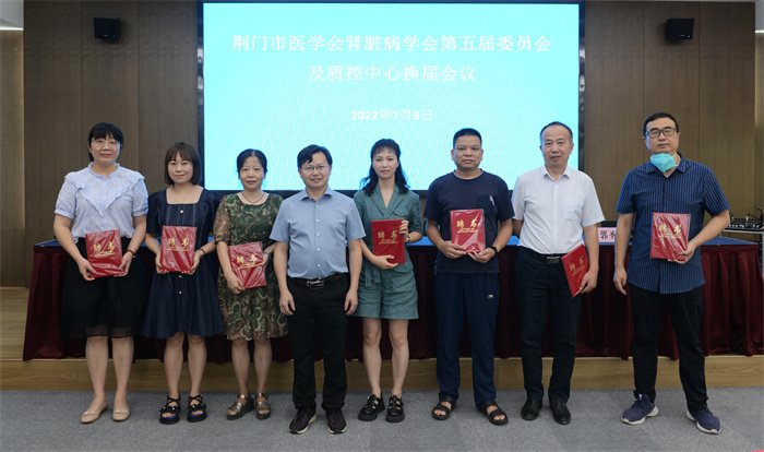 新当选主委郑启刚向新任副主委及秘书长颁发证书.jpg 新当选主委郑启刚向新任副主委及秘书长颁发证书.jpg