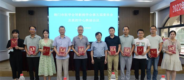 新当选主委郑启刚向新任常务委员颁发证书.jpg 新当选主委郑启刚向新任常务委员颁发证书.jpg