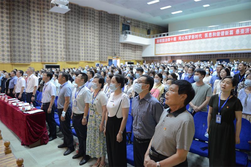 与会人员合唱《没有共产党就没有新中国》.JPG 与会人员合唱《没有共产党就没有新中国》.JPG