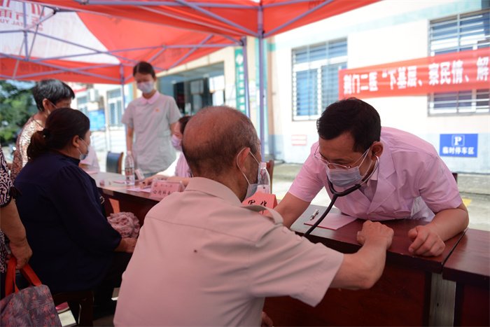 李军华院长为杜安亮老人听诊义诊.jpg 李军华院长为杜安亮老人听诊义诊.jpg