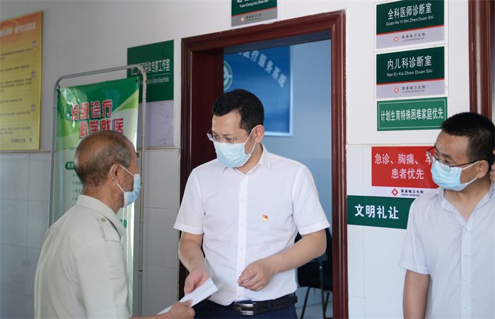 叮嘱杜安亮老人检查.jpg 叮嘱杜安亮老人检查.jpg