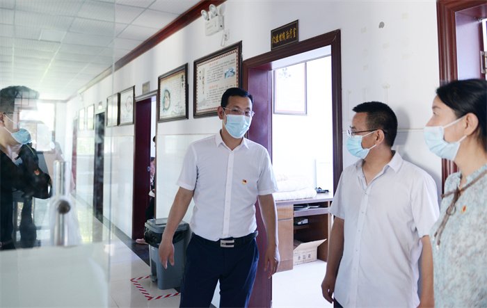 李军华了解卫生院国医堂建设情况.jpg 李军华了解卫生院国医堂建设情况.jpg