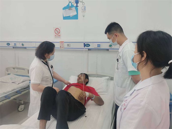 心内科医生朱微微深入病房带教查房.jpg 心内科医生朱微微深入病房带教查房.jpg