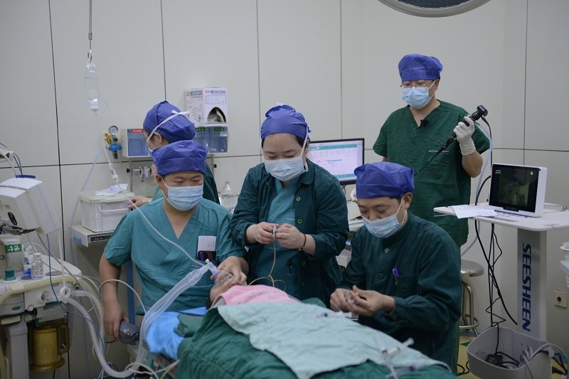 荆门二医麻醉科团队为患儿实施麻醉,并建立气道通路.JPG 荆门二医麻醉科团队为患儿实施麻醉,并建立气道通路.JPG