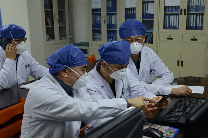 杨明炜(左一)与疫情防控专家成员通过微信群讨论病情.jpg 杨明炜(左一)与疫情防控专家成员通过微信群讨论病情.jpg
