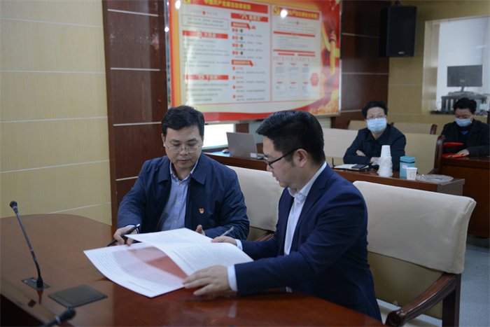 党委书记张勇(左)与分院院长、职能科室、临床医技科室科主任及临床支部书记代表签订2022年党风廉政建设目标责任书及意识形态工作目标管理责任书.jpg 党委书记张勇(左)与分院院长、职能科室、临床医技科室科主任及临床支部书记代表签订2022年党风廉政建设目标责任书及意识形态工作目标管理责任书.jpg