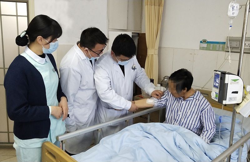荆门二医血管介入管副主任杨继东(左三)、主治医师张成龙(左二)察看王奶奶右上肢术后康复情况.jpg 荆门二医血管介入管副主任杨继东(左三)、主治医师张成龙(左二)察看王奶奶右上肢术后康复情况.jpg