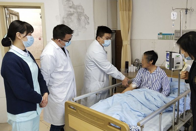杨继东(左三)、张成龙(左二)查房并叮嘱康复注意事项.jpg 杨继东(左三)、张成龙(左二)查房并叮嘱康复注意事项.jpg
