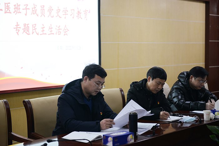 党委书记张勇(左一)主持会议并发言1111.jpg 党委书记张勇(左一)主持会议并发言1111.jpg