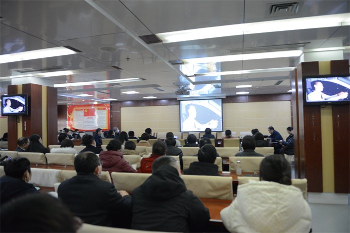 集中观看警示教育片2.JPG