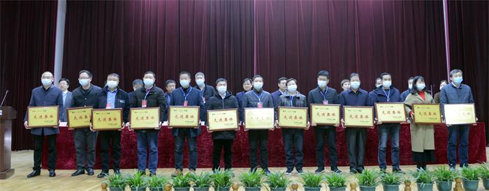 12先进集体代表合影.JPG 12先进集体代表合影.JPG